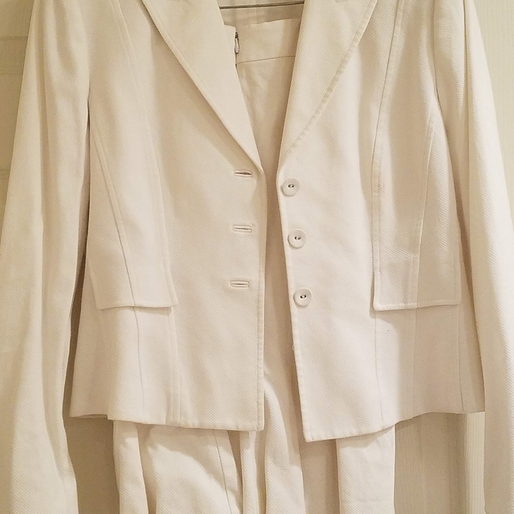 Womens White Tahari Suit, Size 12